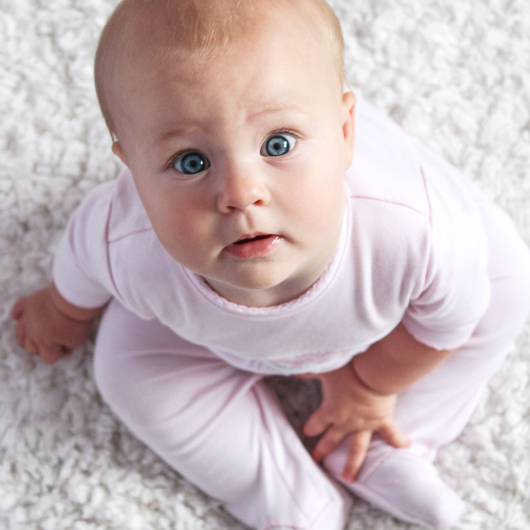 Combien de couches prévoir pour bébé ? Par jour par mois Peaudouce